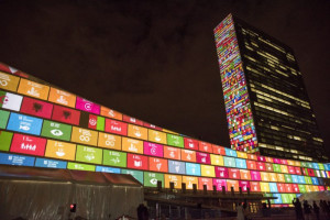 SDGs auf das New Yorker Hauptquartier der Vereinten Nationen projiziert. Foto: UN Flickr
