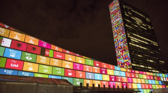 SDGs auf das New Yorker Hauptquartier der Vereinten Nationen projiziert. Foto: UN Flickr